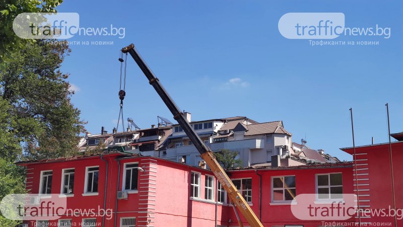 В празничния ден: Работници отстраняват изгорелия покрив на училище 