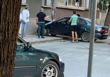 Лек автомобил се заби в жилищна сграда в ЖК Христо