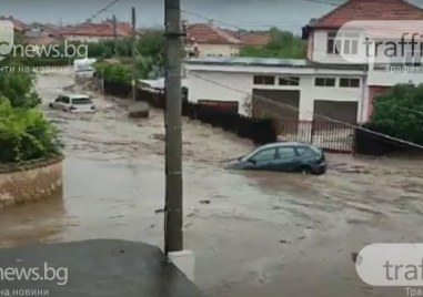 В едно от най засегнатите от наводненията села Трилистник обичайна гледка