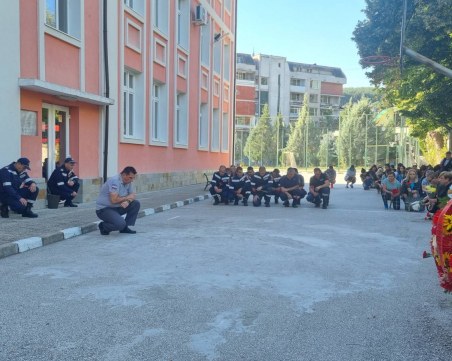 Десетки пожарникари почетоха паметта на техен колега в Белово