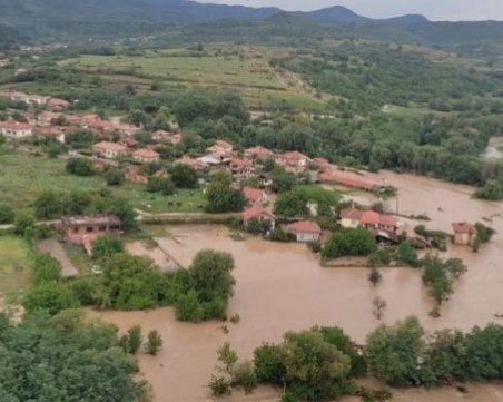 Двойна трагедия в Каравелово: Възрастен мъж почина от инфаркт, жена е намерена обесена