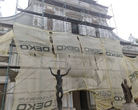 Фасадата на Kатолическата църква възвръща блясъка си след незаконното облепяне с фибран