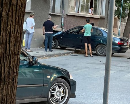 Лек автомобил се заби в жилищна сграда в Смирненски