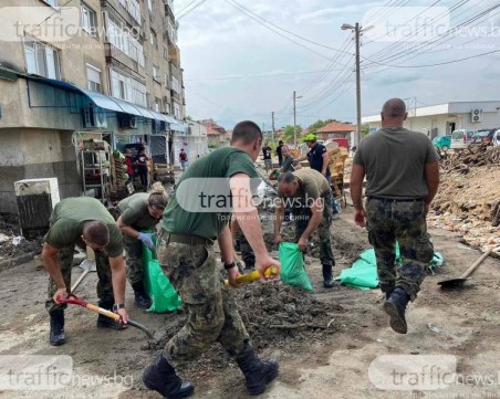 Над 100 военнослужещи продължават да помагат на наводнените села