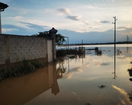 Водата на засегнатите от наводнението в Карловско е негодна за пиене