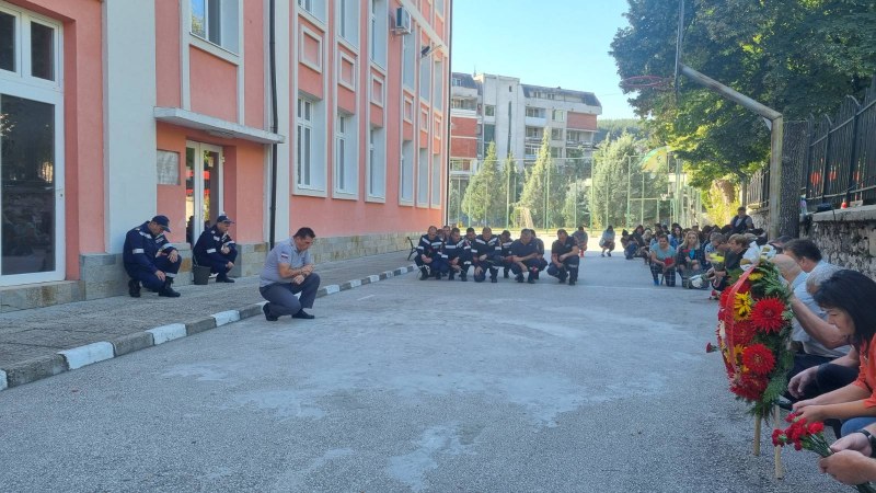 Десетки пожарникари почетоха паметта на техен колега в Белово