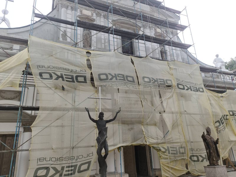 Фасадата на Kатолическата църква възвръща блясъка си след незаконното облепяне с фибран