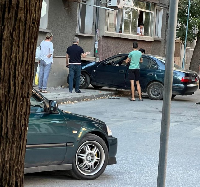 Лек автомобил се заби в жилищна сграда в Смирненски