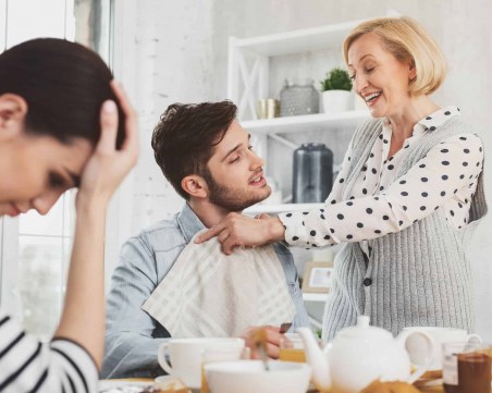 Българските мъже напускат късно майките си – над 30 години