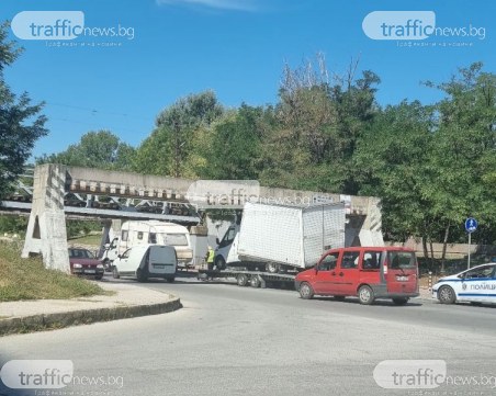 Камион на платформа се заби в бетонното съоръжение преди жп моста на Гребната база