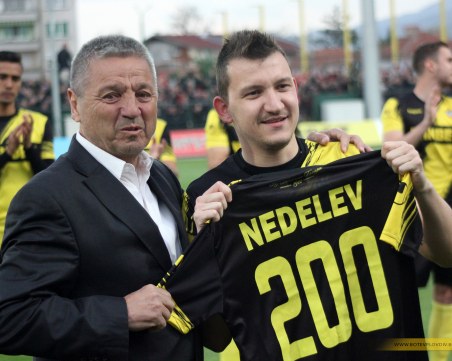 Неделев награждава Зехтински преди Ботев - ЦСКА 1948