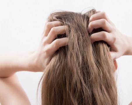 Пърхот или сух скалп: Как да ги различиш и как да се справиш със симптомите?
