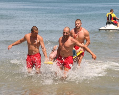 Трагедията със спасител в Слънчев бряг: Туристките вадени 4 пъти от водата през деня