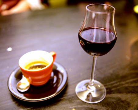 Всичко на този свят се оправя с кафе и вино