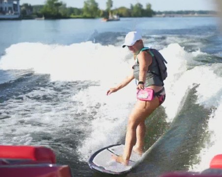 Жена кара уейксърф близо 15 часа и счупи собствения си рекорд