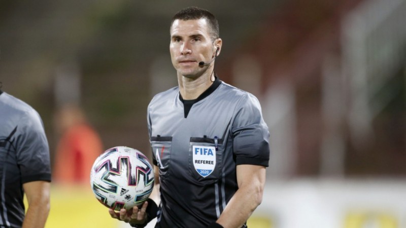 Кабаков раздаде пет жълти картона в дерби в Лига Европа