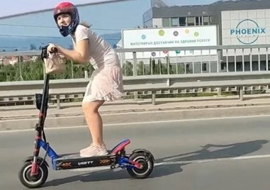 Бус блъсна Емили докато е карала тротинетката си Шофьорът причинил