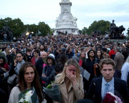 Огромни тълпи продължават да се стичат около Бъкингамския дворец