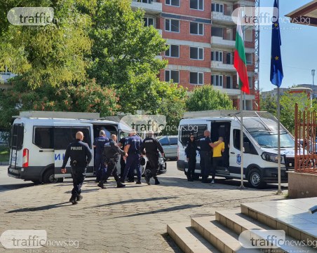 Откараха с полицейски кордон 7 фенове на Ботев Пловдив към съда