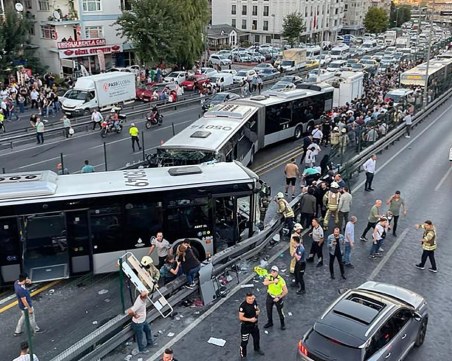 Най-малко 99 ранени след катастрофа на метробуси в Истанбул