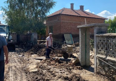 Очаква се и днес стотици доброволци да се включат в