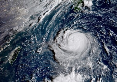 Мощният тайфун Муйфа се приближава днес към бреговете на южни
