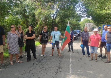 Собственици на имоти в Синеморец блокираха за кратко пътя след