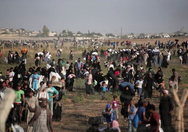 Група сирийски бежанци в Турция планира да сформира керван който