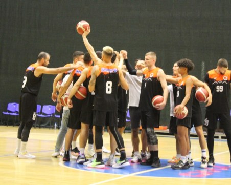 Академик стартира с победа в контролите