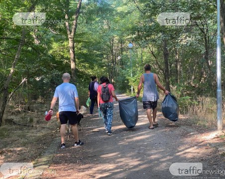 Без шум и излишна показност – доброволци чистят Лаута, докато разхождат кучетата си