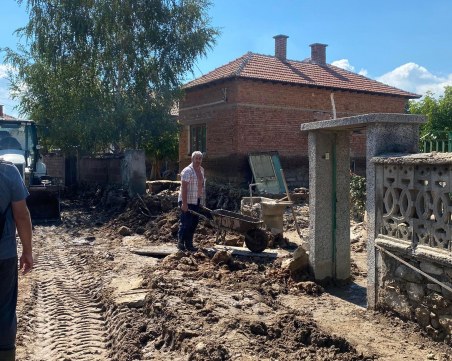 Доброволци и днес ще разчистват тонове кал и дървета в карловските села