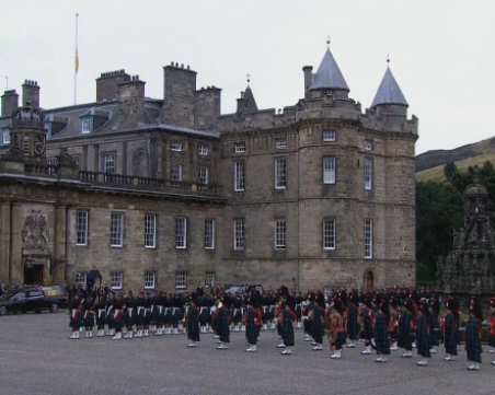 Кортежът с ковчега на Елизабет II пристигна в Единбург