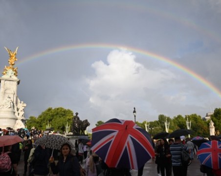Кортежът с тленните останки на кралицата тръгва към Единбург