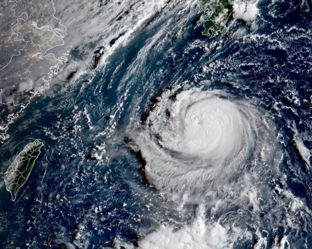 Мощен тайфун се приближава към южни японски острови