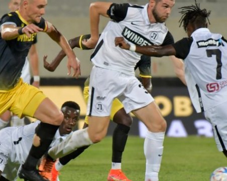 Вижте стартовите състави на Локомотив и Септември