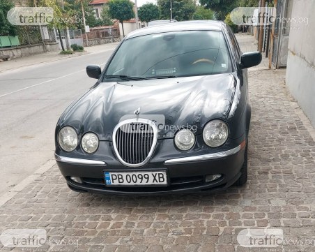 Ягуарът на Белишки - младши още е със синя лампа, не се свени да спре и на тротоара