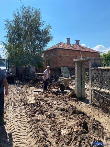 Доброволци и днес ще разчистват тонове кал и дървета в карловските села
