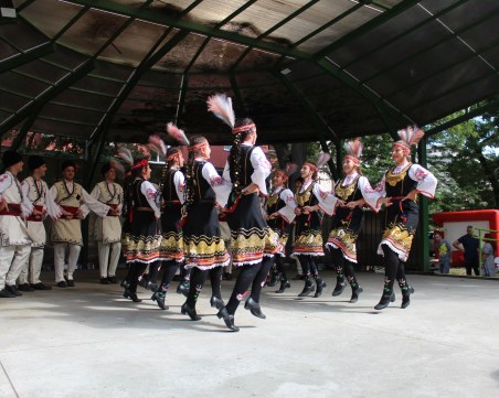Атрактивни циркови изпълнения и прекрасни танци завладяха сцената на парк 