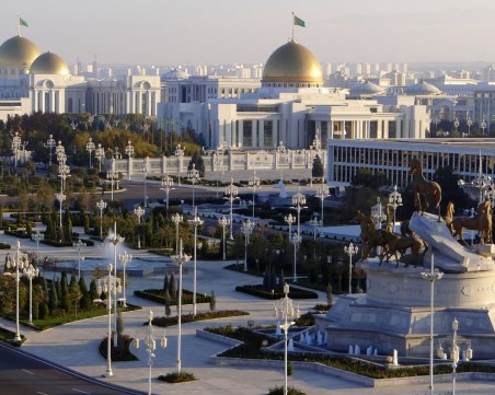 Без козметика за жените в Туркменистан, забранява им се и да шофират