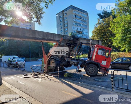 Камион заседна под железния мост до Гребна база, движението е затруднено