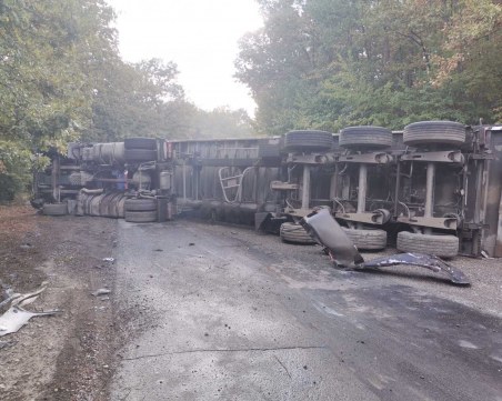 Обърнат тир разпиля слънчоглед по Ришкия проход