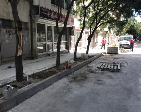 Подновяват тротоарната настилка на ул. 