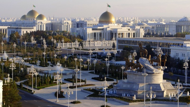 Без козметика за жените в Туркменистан, забранява им се и да шофират