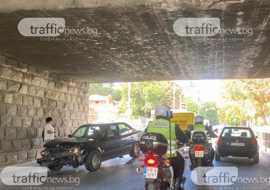 Два автомобила са се ударили под моста на Герджика на