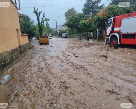 Десетки домакинства все още са без ток и вода в наводнените села
