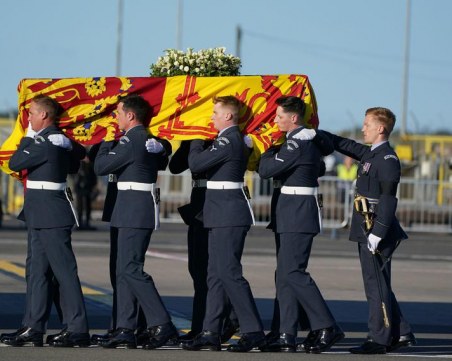 Ковчегът на Елизабет II пристигна в Лондон