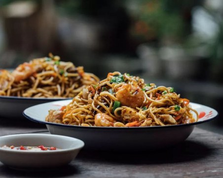 Пренесете се на Изток с пържени нудъли хокиен с яйца и зеленчуци