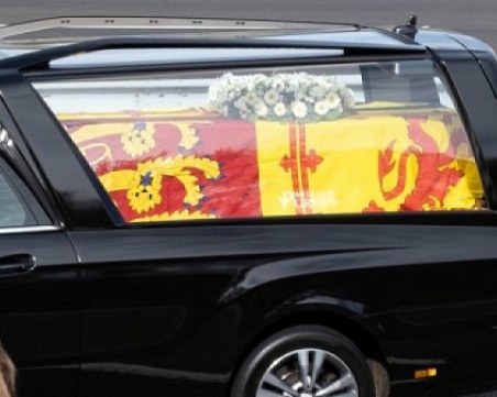 Тленните останки на кралицата отпътуваха от Единбург за Лондон