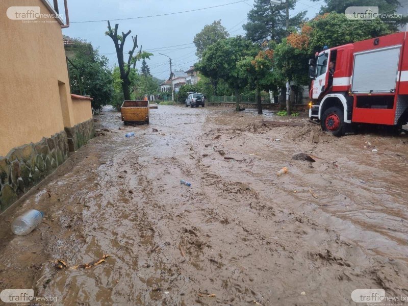 Десетки домакинства все още са без ток и вода в наводнените села