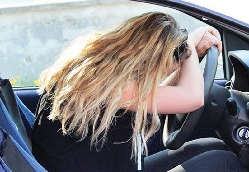 Пияна 18-годишна шофьорка блъсна пет коли в София